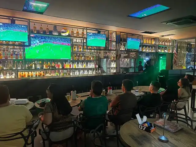 Espaço do bar com televisores – Xatô Bar Ourinhos