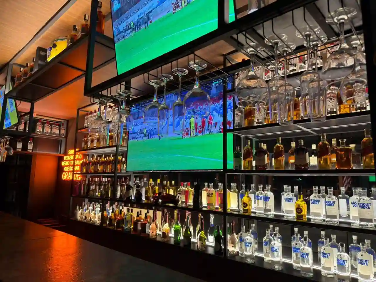 Painel de bebidas e televisores Sport Bar Ourinhos