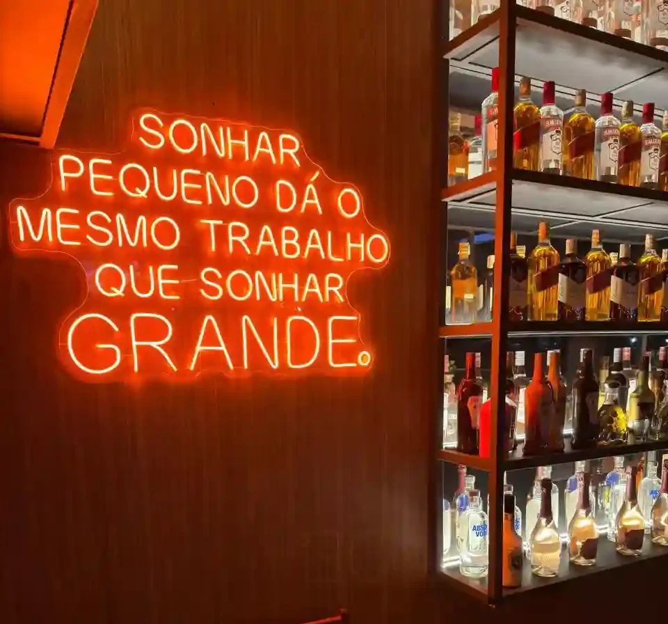 Frase em neon na parede do Xatô Restaurante Bar Ourinhos