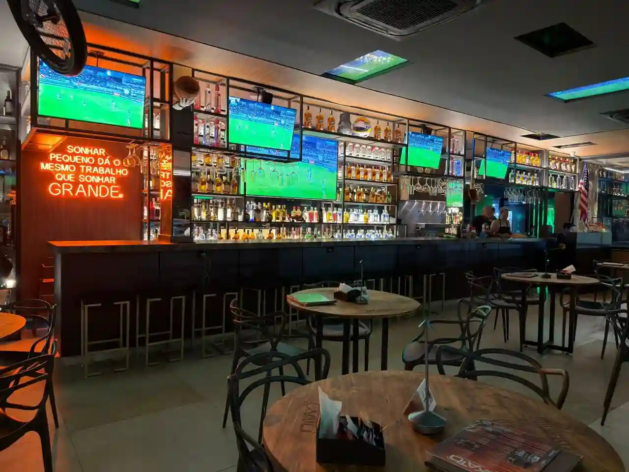 Ambiente de mesas interno Xatô Bar Ourinhos