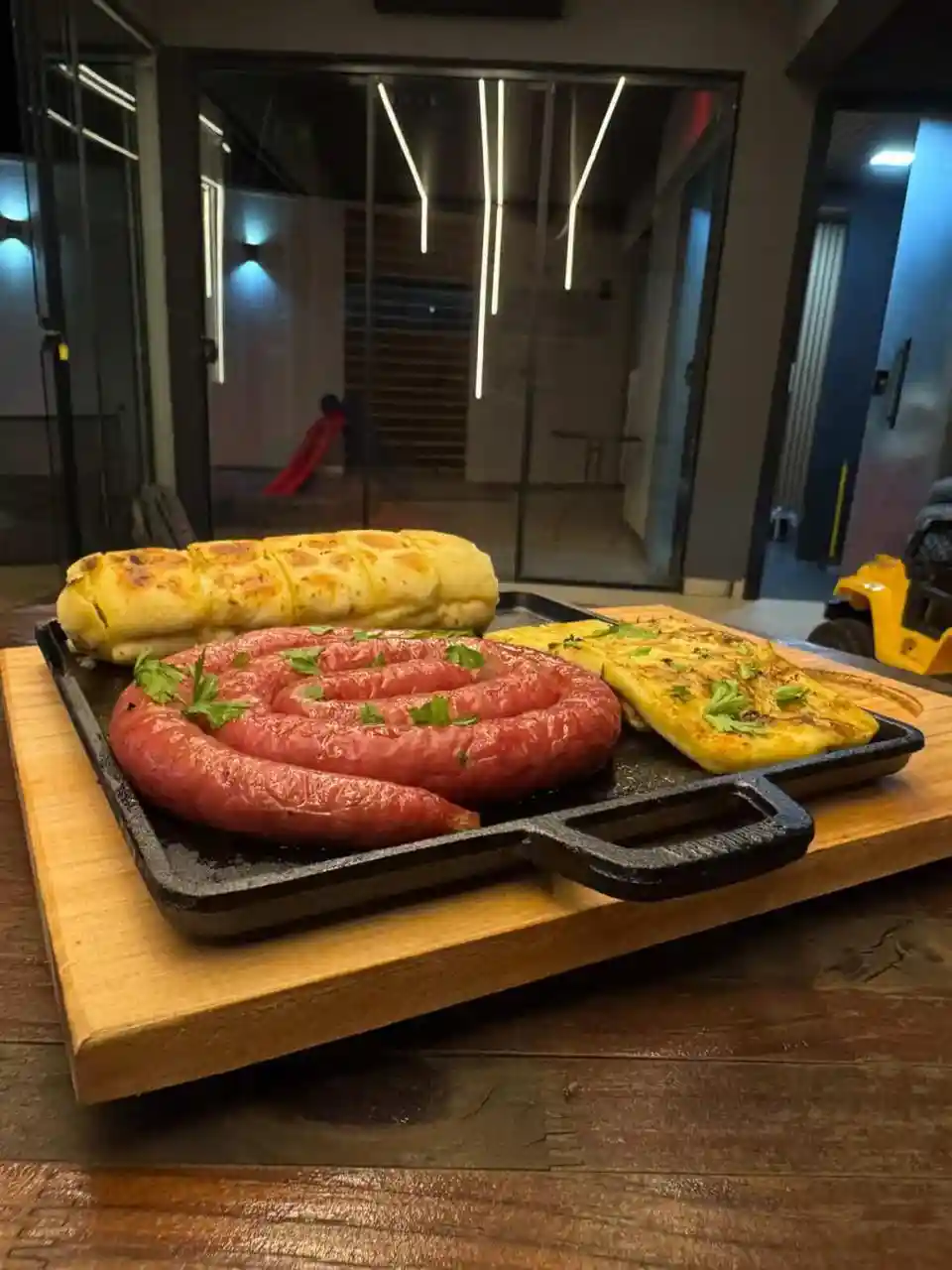 Linguiça na chapa com pão de alho – Xatô Bar Ourinhos