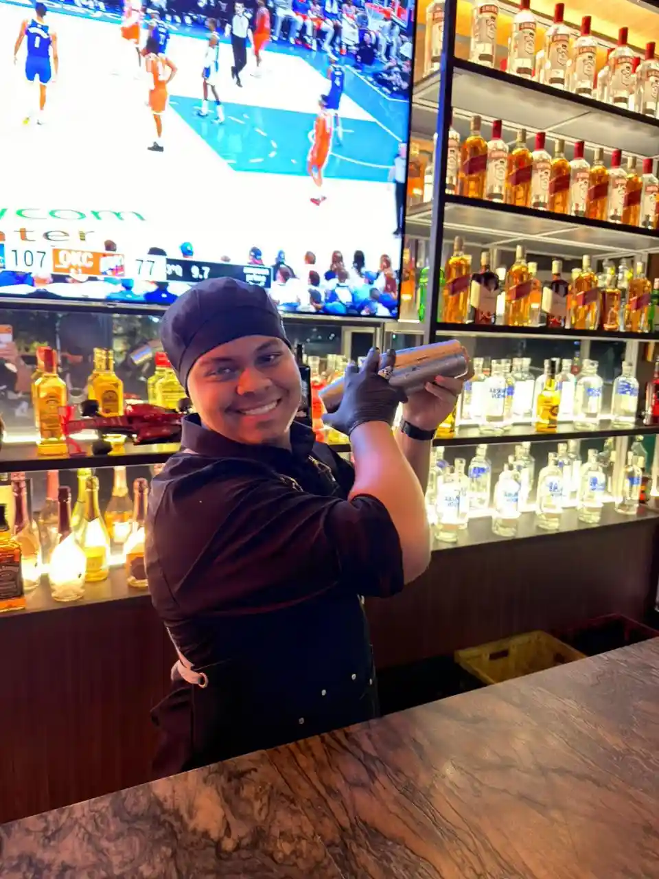 Barman preparando drinks Xatô Bar Ourinhos