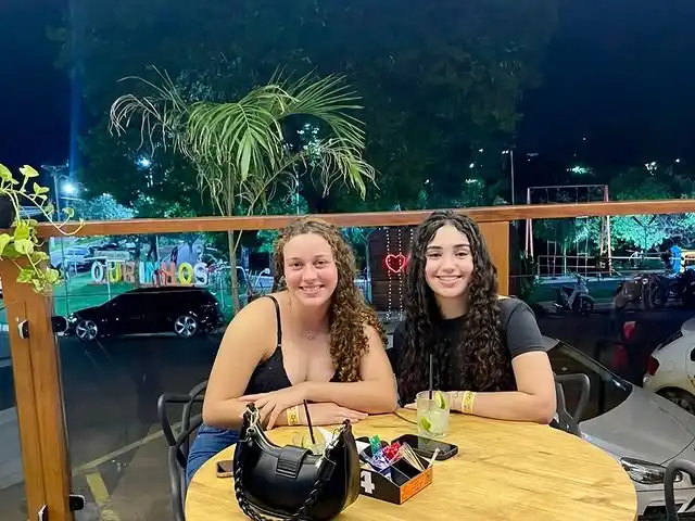 Ambiente externo noturno Xatô Restaurante Bar Ourinhos