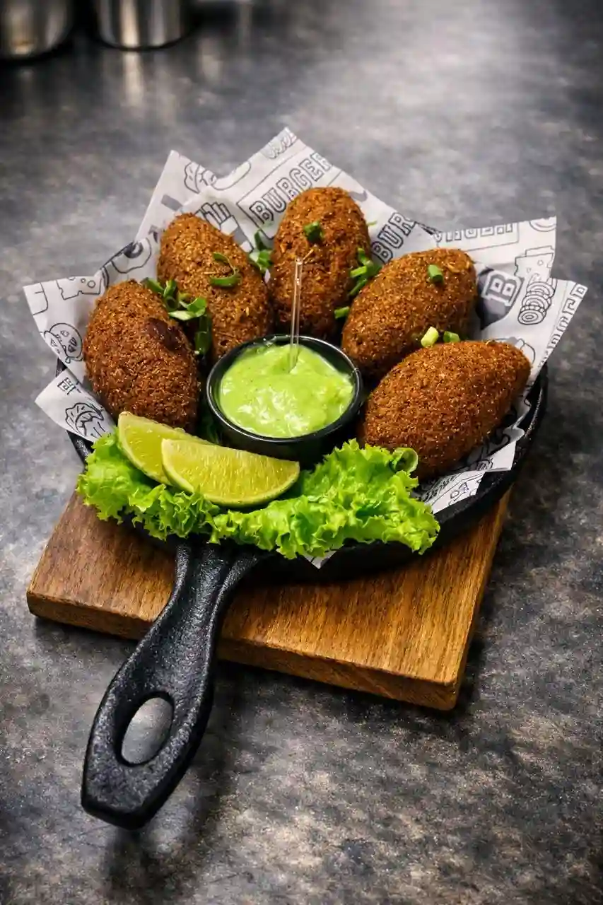Porção de kibe com molho verde – Xatô Bar e Choperia
